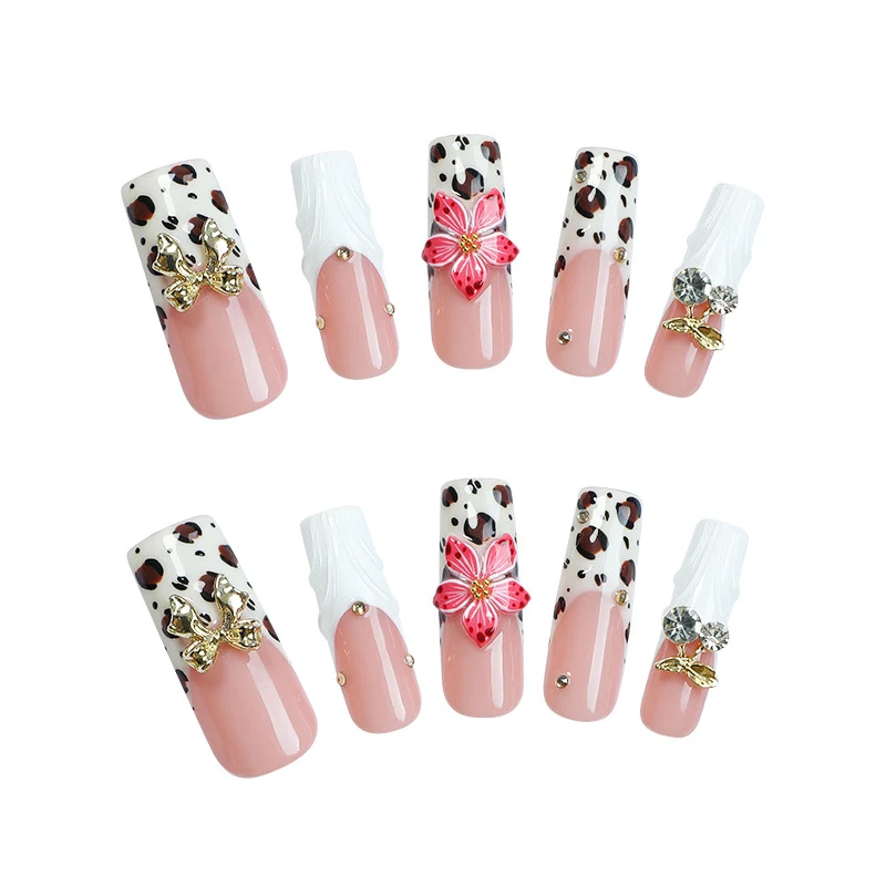 Kunstnagelset mit elegantem Leoparden-Design und floralen Akzenten Karnz