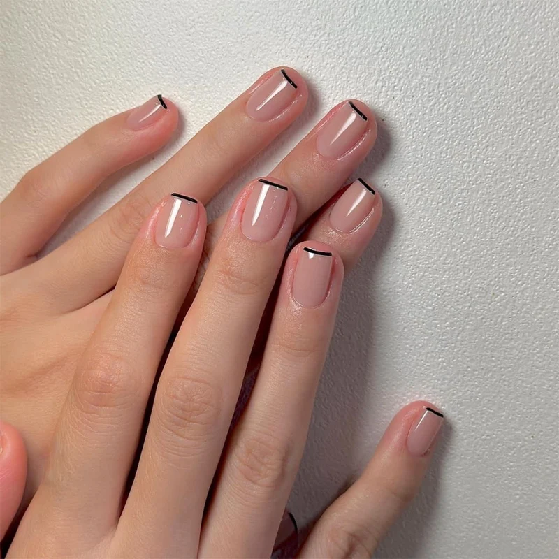 Kunstnagelset mit elegantem Hochglanz-Finish und natürlichem Look Karnz
