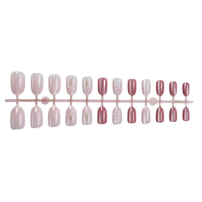 Kunstnagelset mit elegantem Hochglanz-Finish und kreativen Verzierungen Karnz
