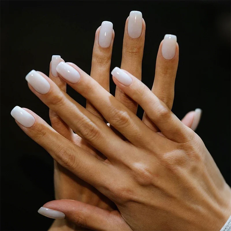 Kunstnagelset mit elegantem Hochglanz-Finish Karnz