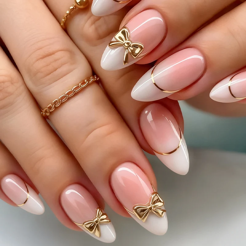 Kunstnagelset mit elegantem Goldrand und dekorativen Akzenten Karnz