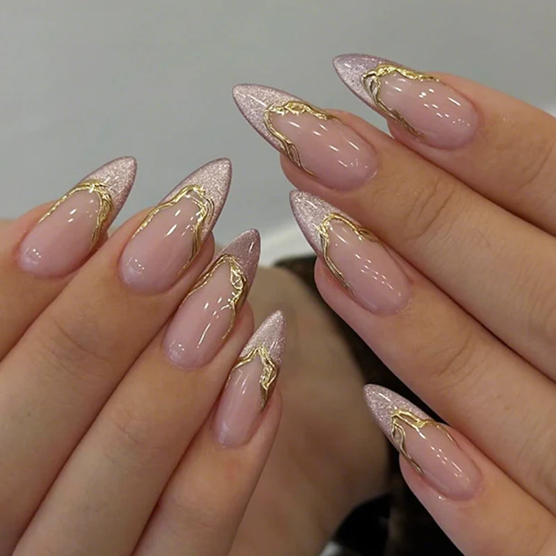 Kunstnagelset mit elegantem Goldakzent und blütenförmiger Form Karnz