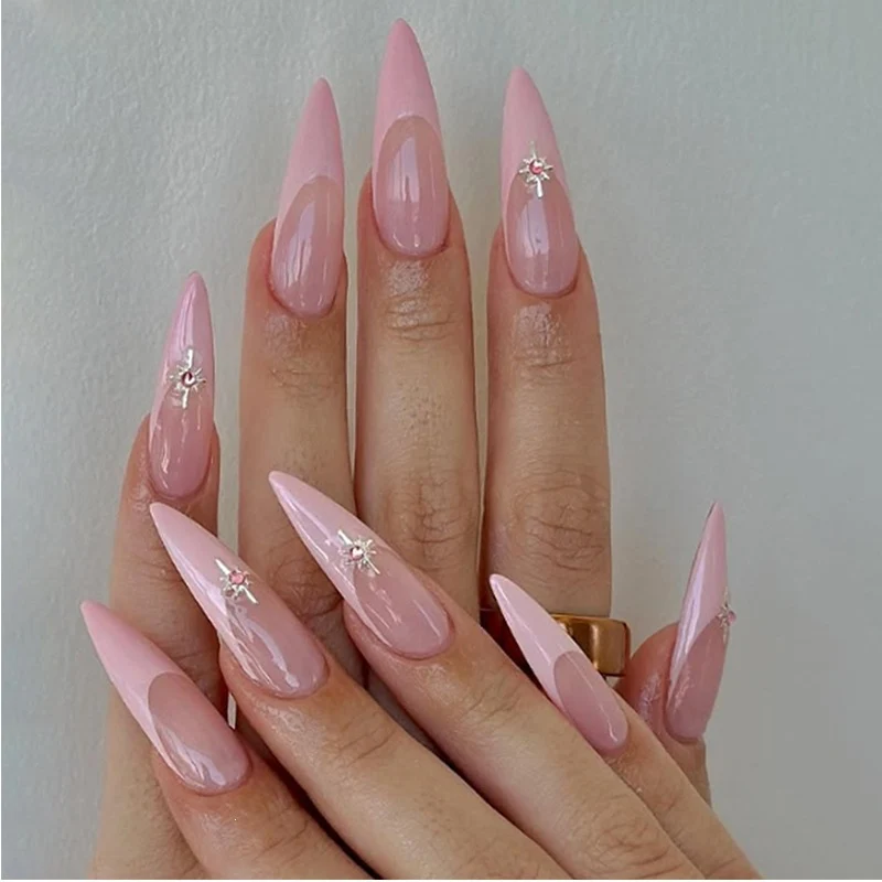 Kunstnagelset mit elegantem Glitzer- und floralem Design Karnz