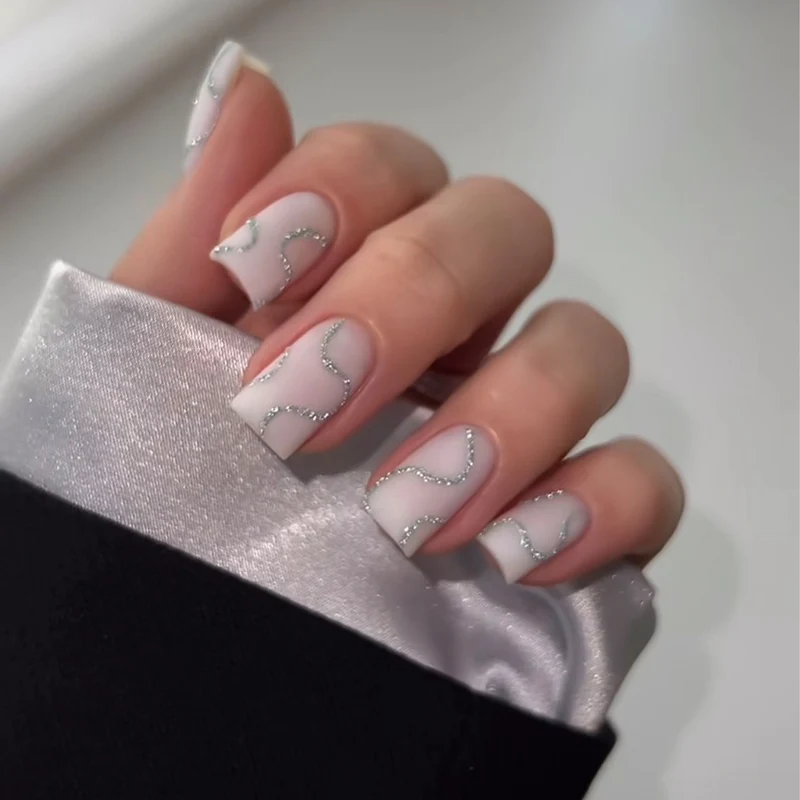 Kunstnagelset mit elegantem Glitter-Konturdesign Karnz