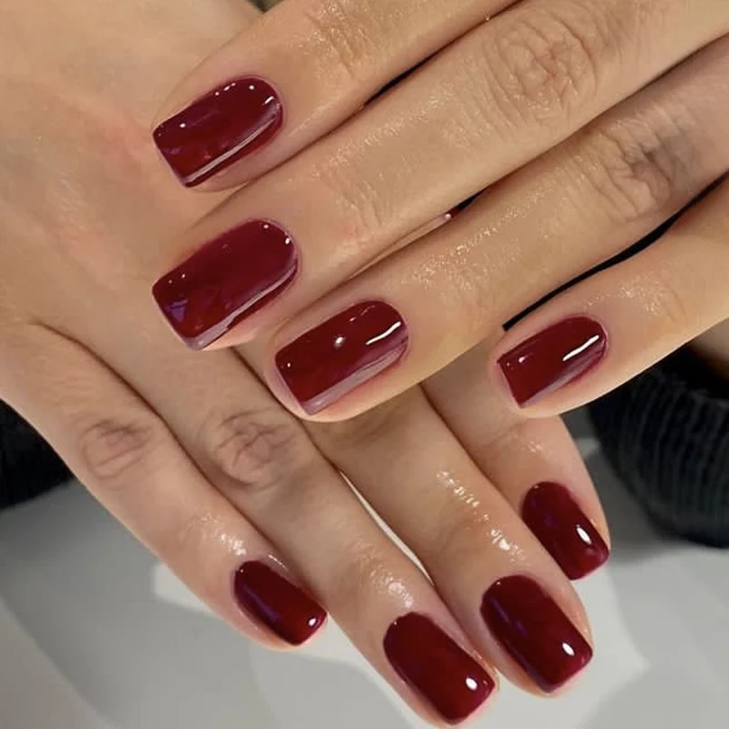 Kunstnagelset mit elegantem, glänzendem Finish Karnz