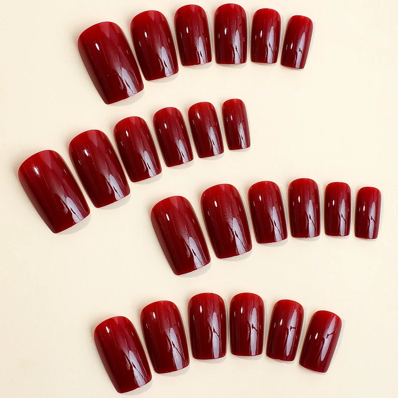 Kunstnagelset mit elegantem, glänzendem Finish Karnz