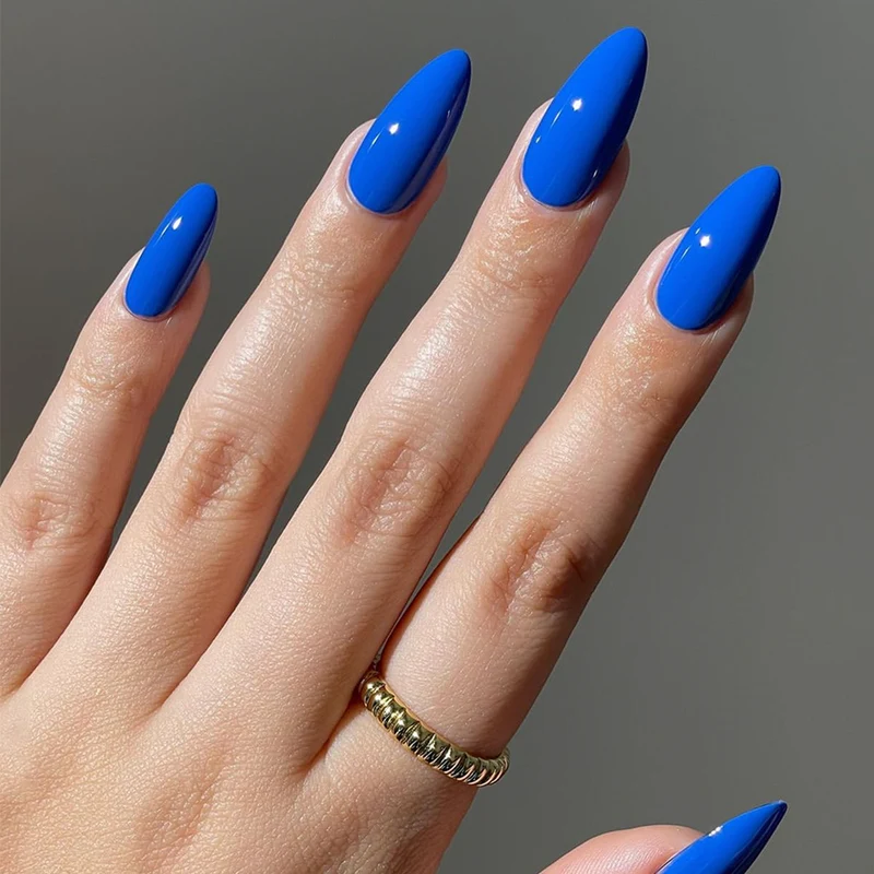 Kunstnagelset mit elegantem, glänzendem Design Karnz