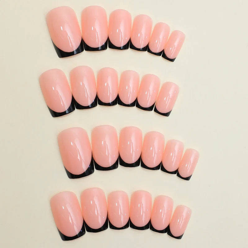 Kunstnagelset mit elegantem French-Tip Design und modernen Akzenten Karnz