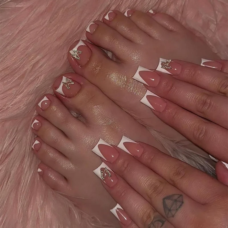 Kunstnagelset mit elegantem French-Tip Design und modernen Akzenten Karnz