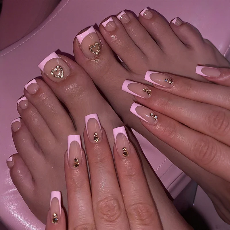 Kunstnagelset mit elegantem French-Tip Design und modernen Akzenten Karnz