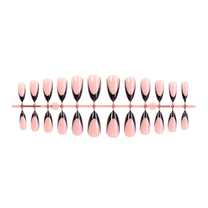 Kunstnagelset mit elegantem French-Tip-Design Karnz