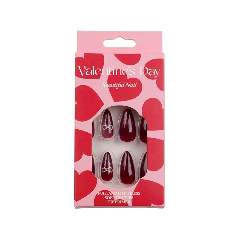 Exquisite Nagelkunst mit Herz-Design Karnz