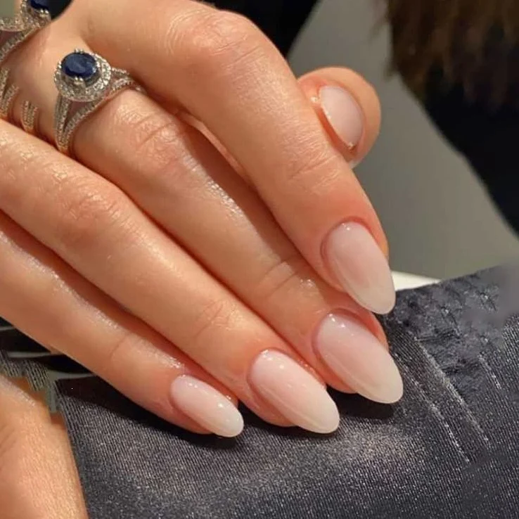 Kunstnagelset mit elegantem französischem Design und hochwertigen Akzenten Karnz