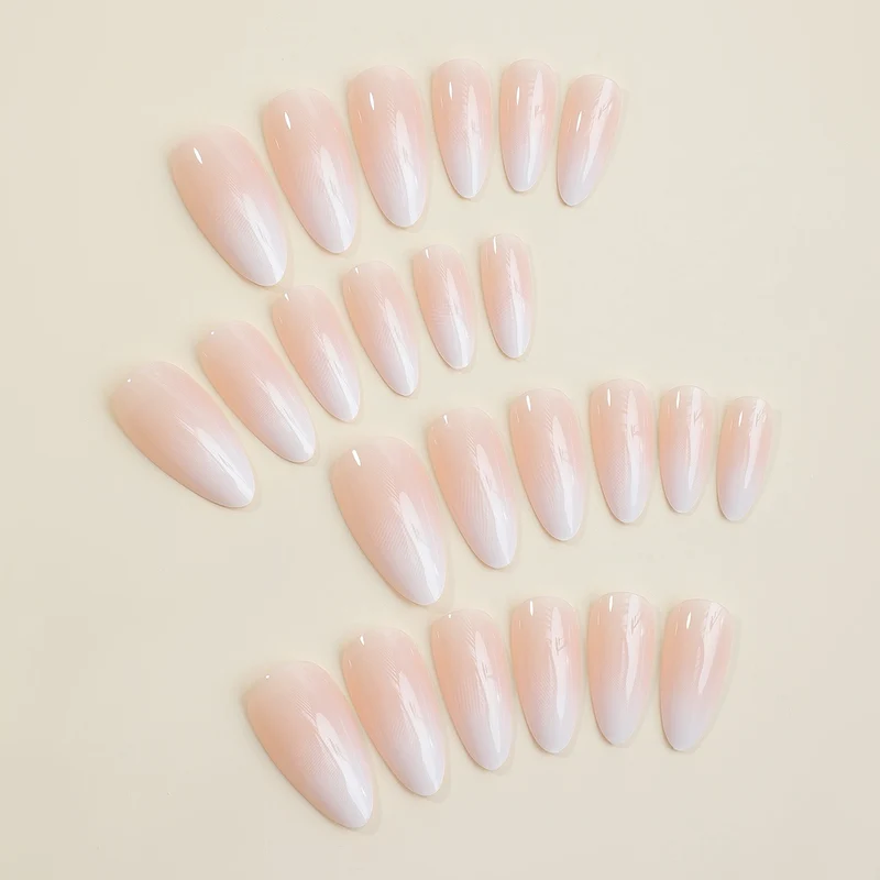 Kunstnagelset mit elegantem französischem Design und hochwertigen Akzenten Karnz