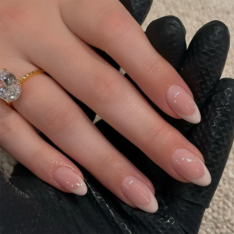 Kunstnagelset mit elegantem französischem Design Karnz