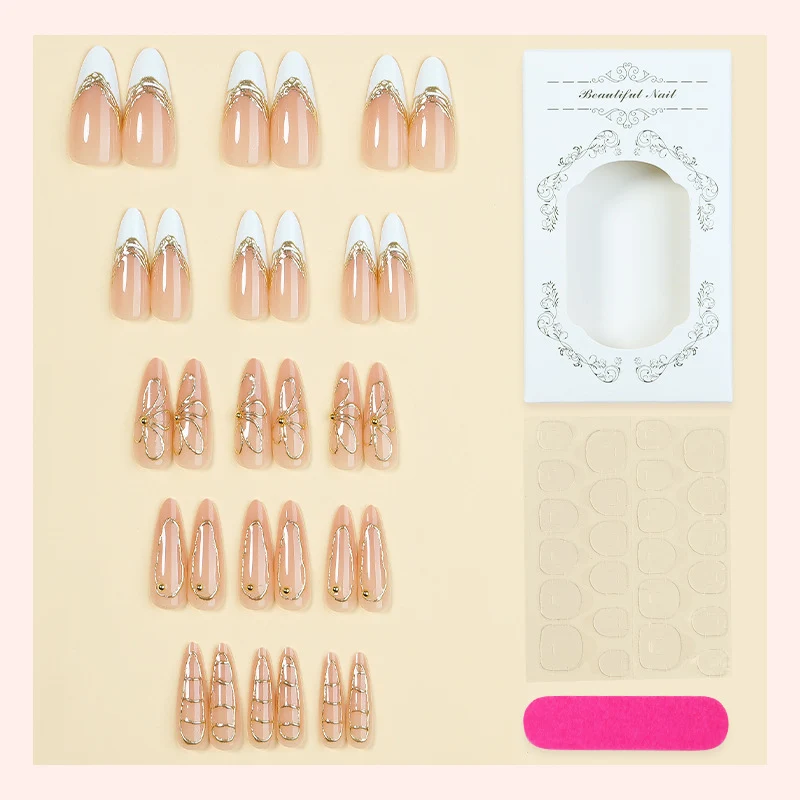 Kunstnagelset mit elegantem floralem Goldakzent Karnz