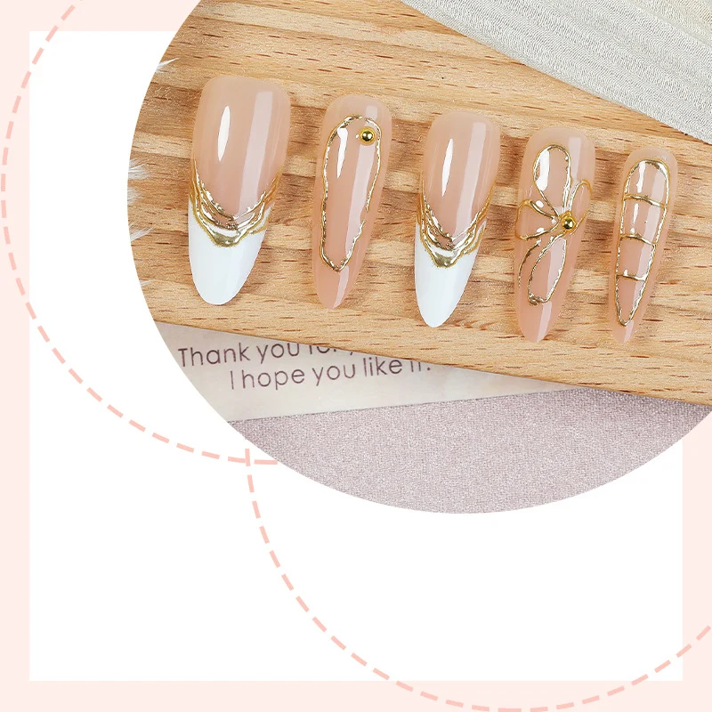 Kunstnagelset mit elegantem floralem Goldakzent Karnz