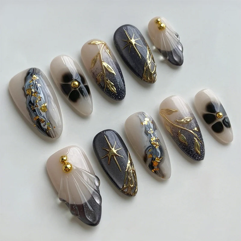 Kunstnagelset mit elegantem floralem Design Karnz