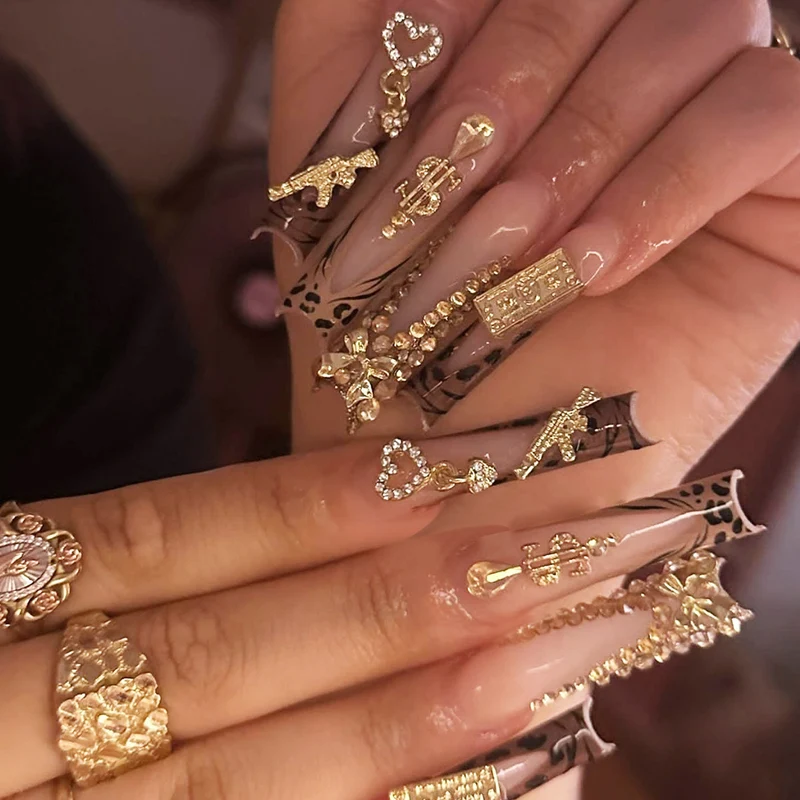 Kunstnagelset mit elegantem Dekor und Glitzer Karnz