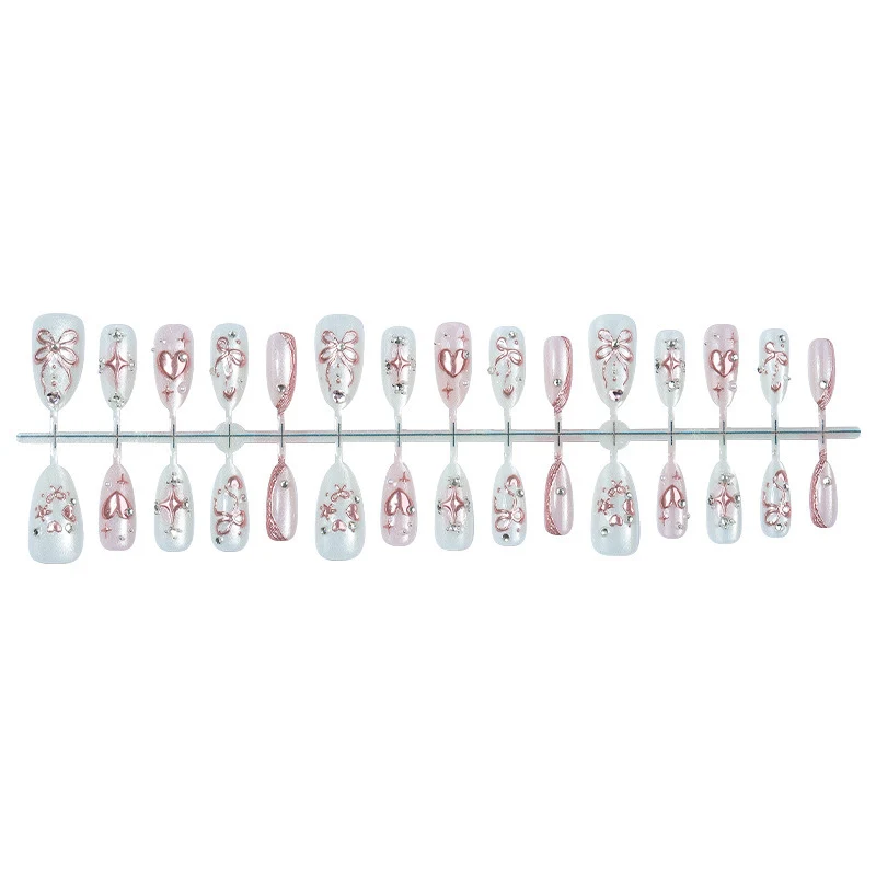 Kunstnagelset mit elegantem Blüten- und Strassdesign Karnz