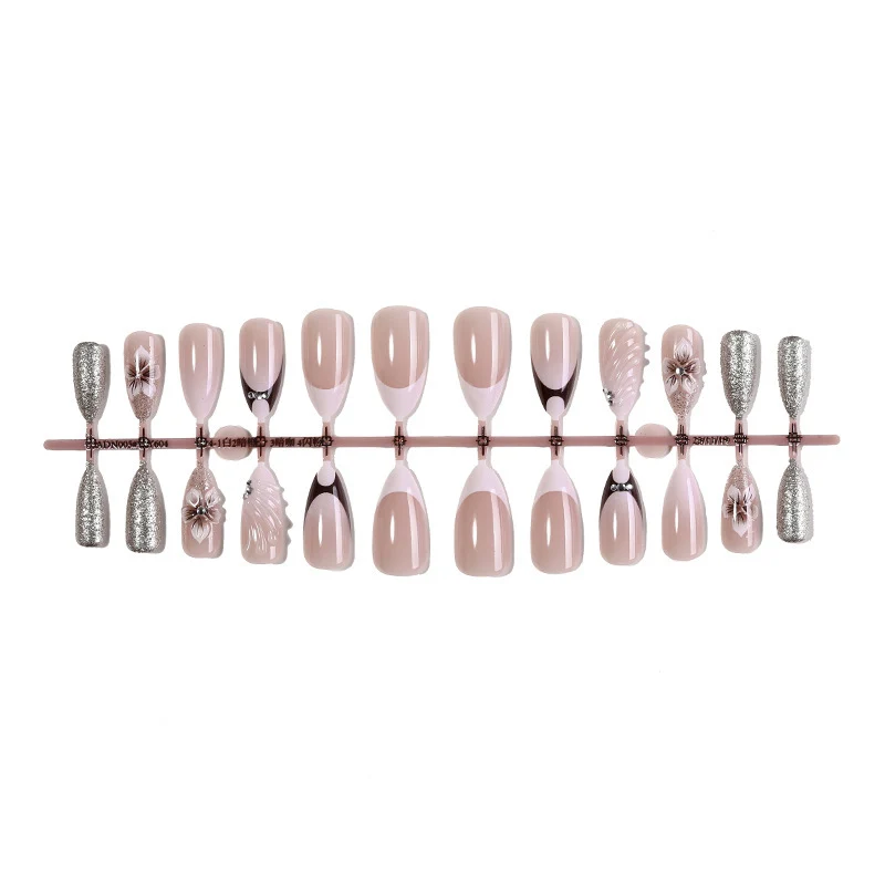 Kunstnagelset mit elegantem Blüten- und Glitzerakzenten Karnz