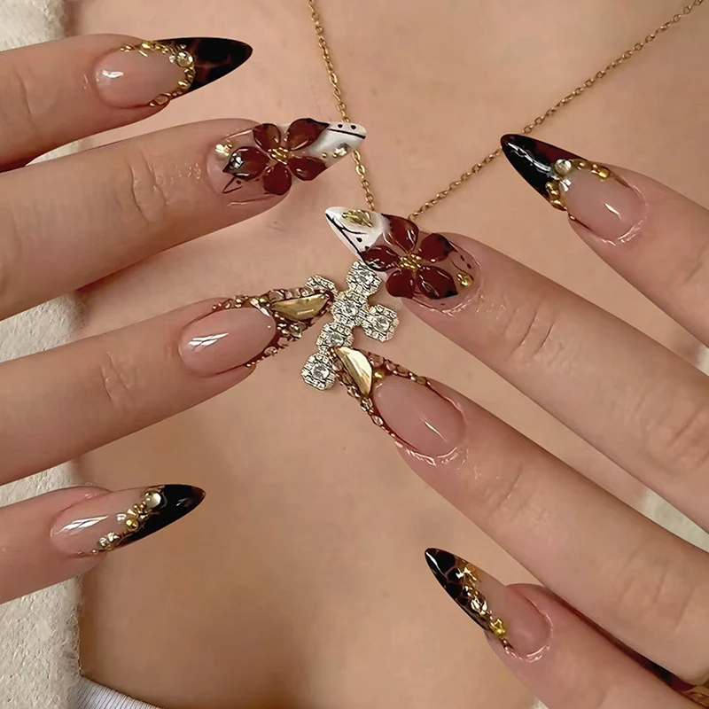 Kunstnagelset mit elegantem Blumen- und Glitzerakzent Karnz