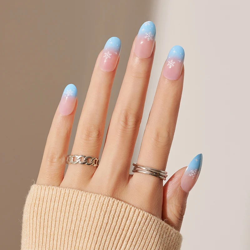 Kunstnagelset mit edlen spitzen Akzenten Karnz