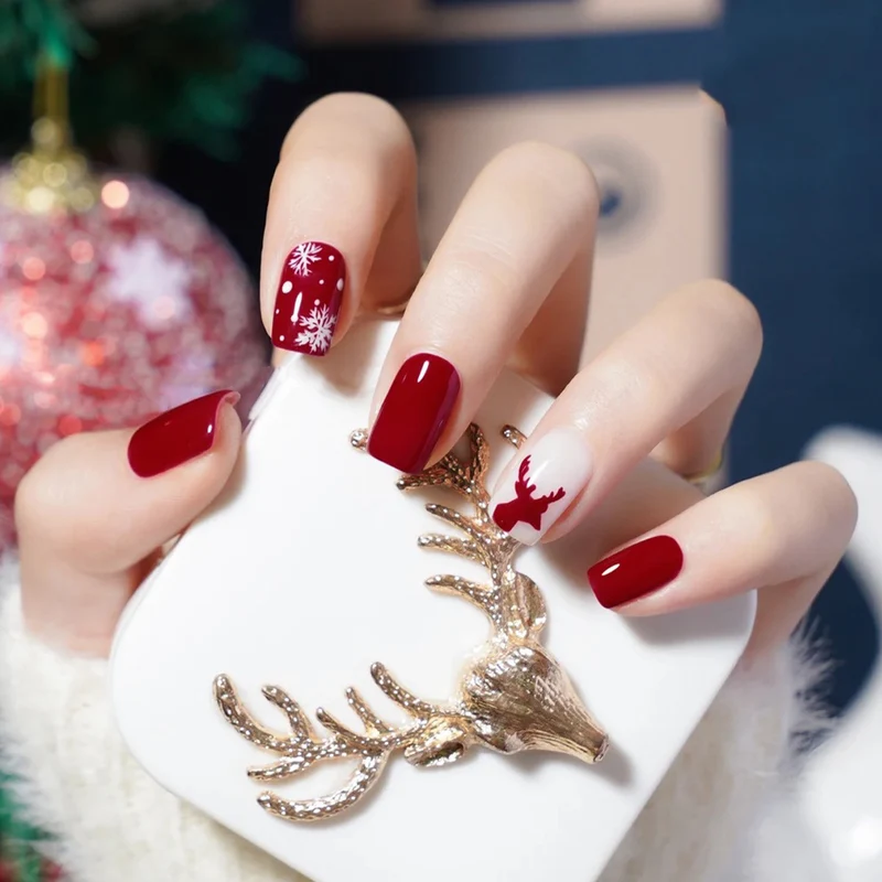 Kunstnagelset mit edlen spitzen Akzenten Karnz