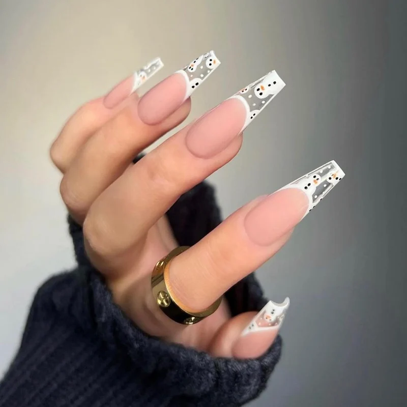 Kunstnagelset mit edlen spitzen Akzenten Karnz