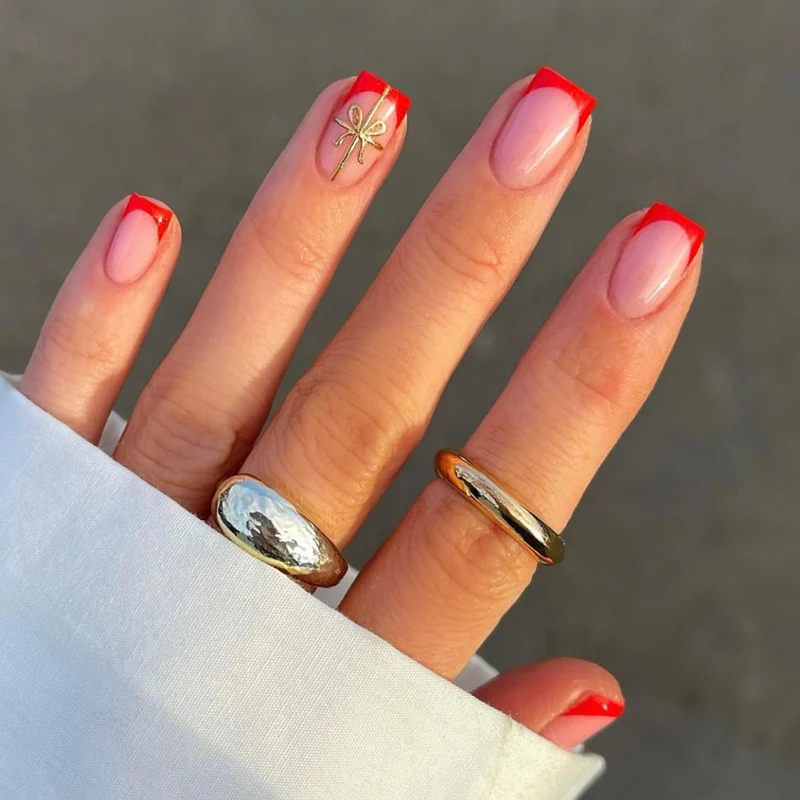 Kunstnagelset mit edlen spitzen Akzenten Karnz