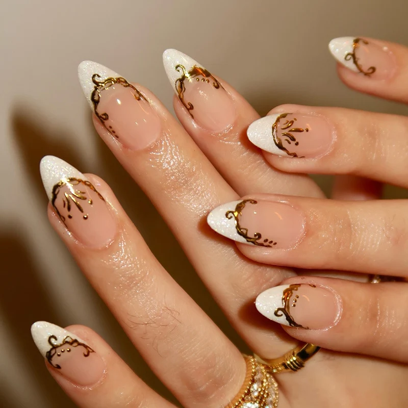 Kunstnagelset mit edlen Goldakzenten und transparentem Design Karnz
