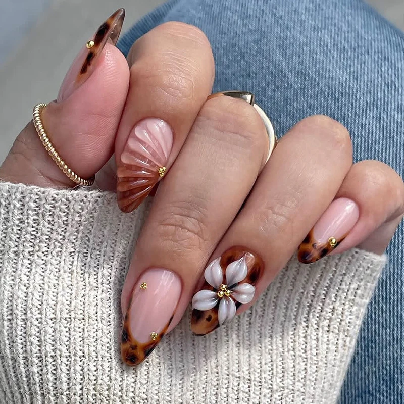 Kunstnagelset mit detailliertem Ombre-Design und kreativen Blütenakzenten Karnz