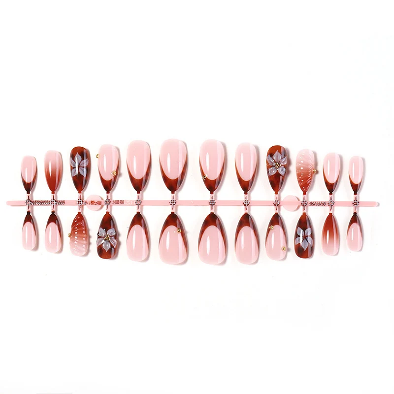 Kunstnagelset mit detailliertem Ombre-Design und kreativen Blütenakzenten Karnz