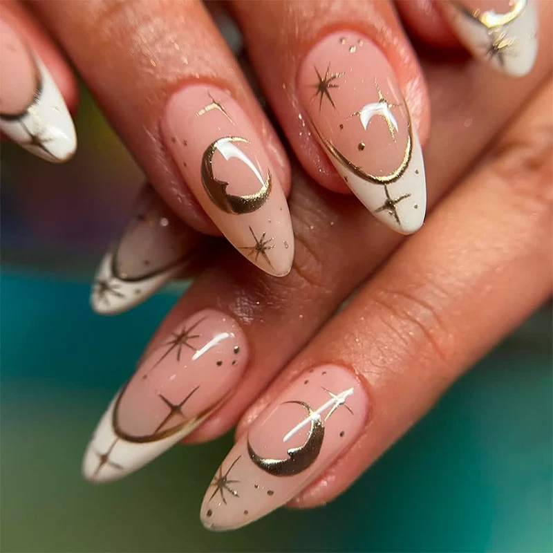 Kunstnagelset mit Design von Galaxien und glänzenden Akzenten Karnz