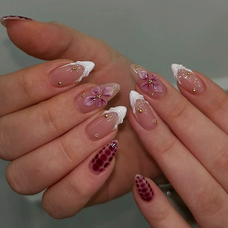 Kunstnagelset mit dekorativen floralem und glamourösem Design Karnz