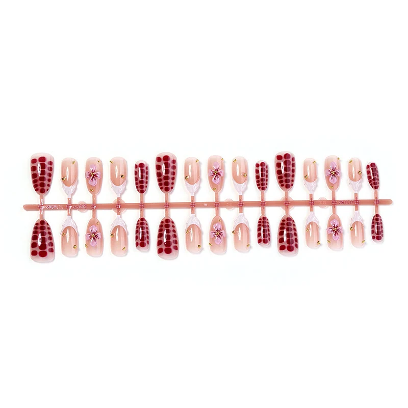 Kunstnagelset mit dekorativen floralem und glamourösem Design Karnz