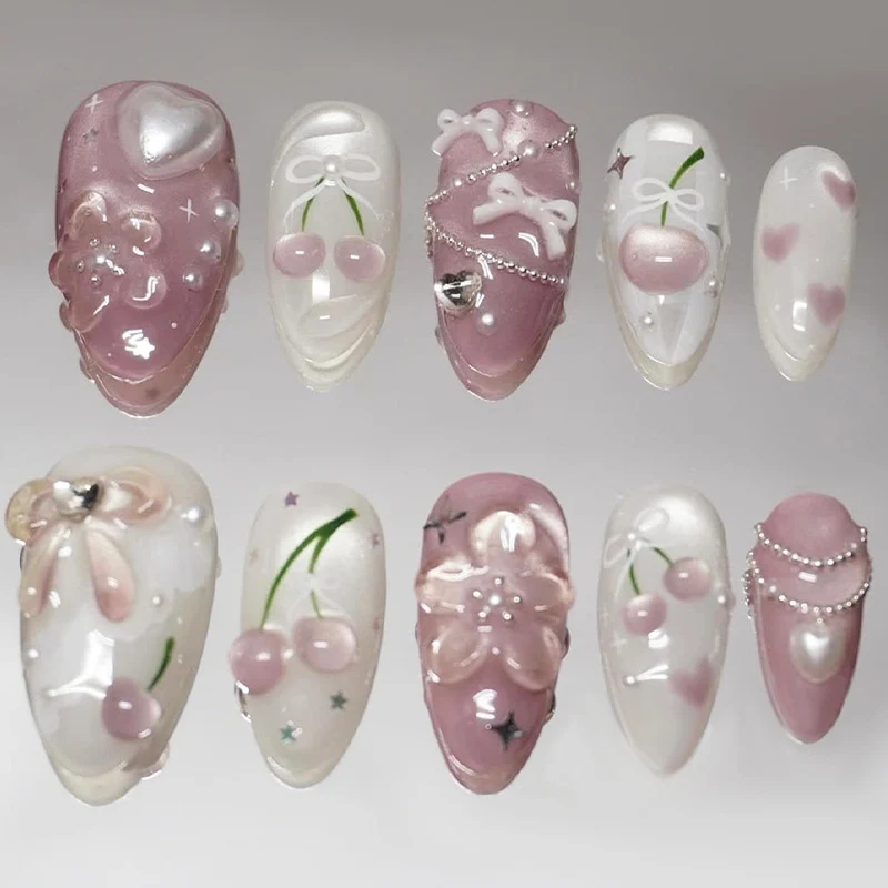 Kunstnagelset mit dekorativen Blütenmotiven und glamourösen Akzenten Karnz