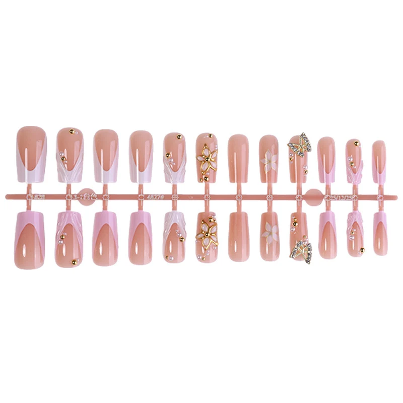 Kunstnagelset mit dekorativen Akzenten und eleganten Details Karnz