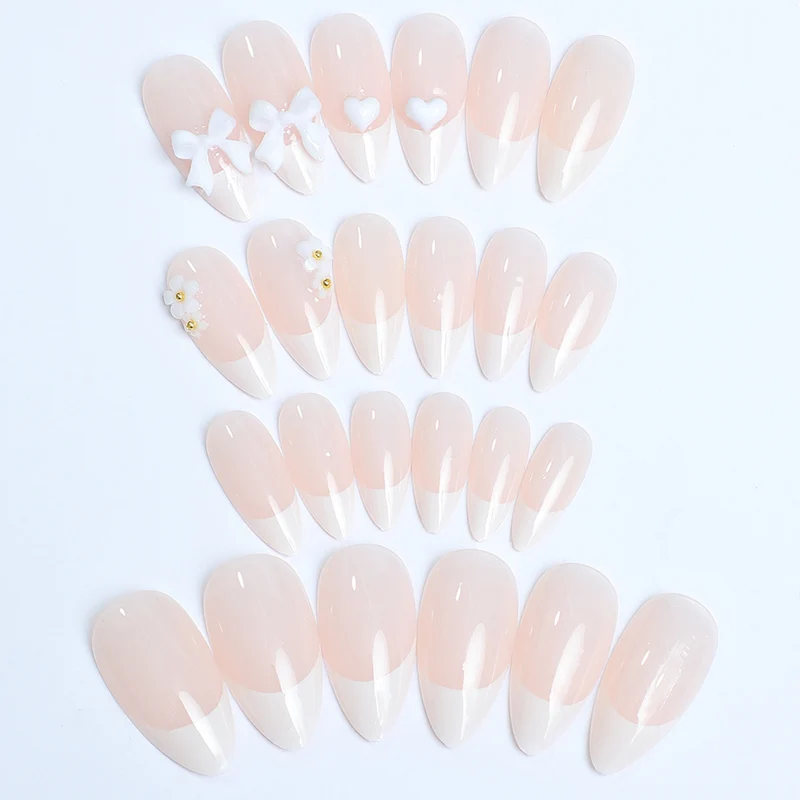 Kunstnagelset mit dekorativem French-Tip-Design Karnz
