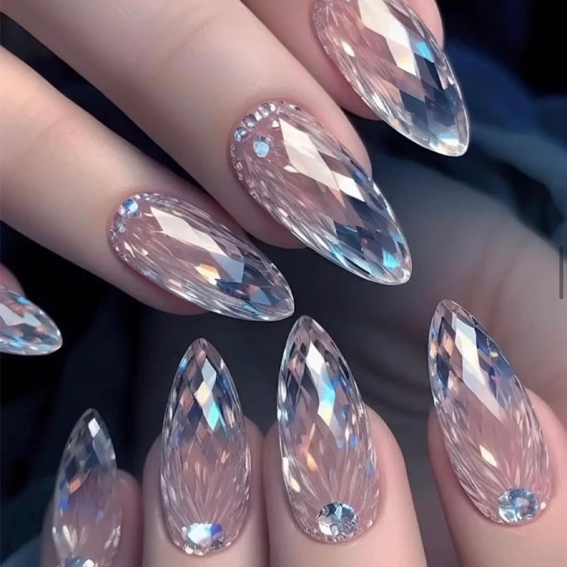 Kunstnagelset mit Crystal-Design und funkelnden Akzenten Karnz