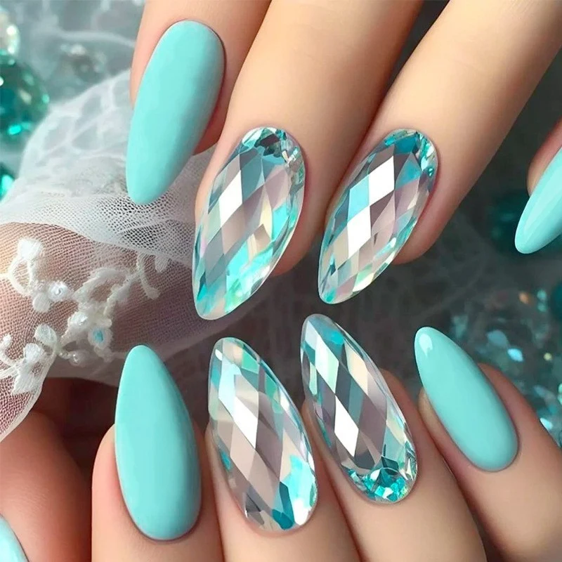 Kunstnagelset mit Crystal-Design und funkelnden Akzenten Karnz