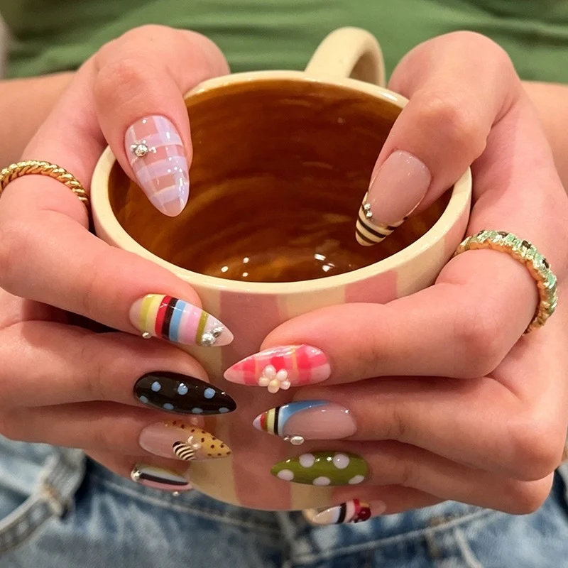 Kunstnagelset mit bunten Mustern und kreativen Designs Karnz
