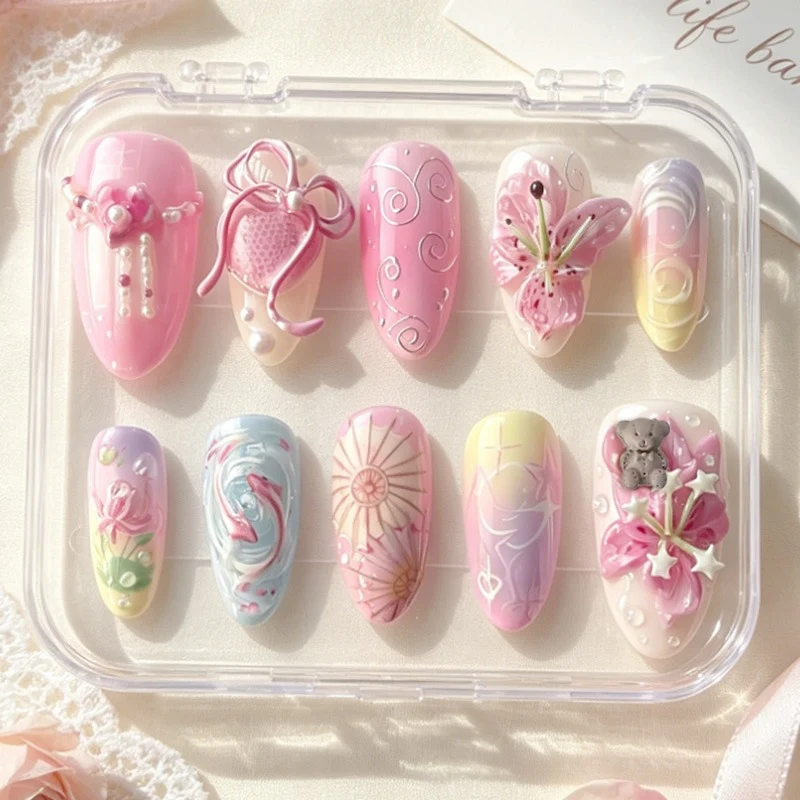Kunstnagelset mit bunten Designs und dekorativen Verzierungen Karnz