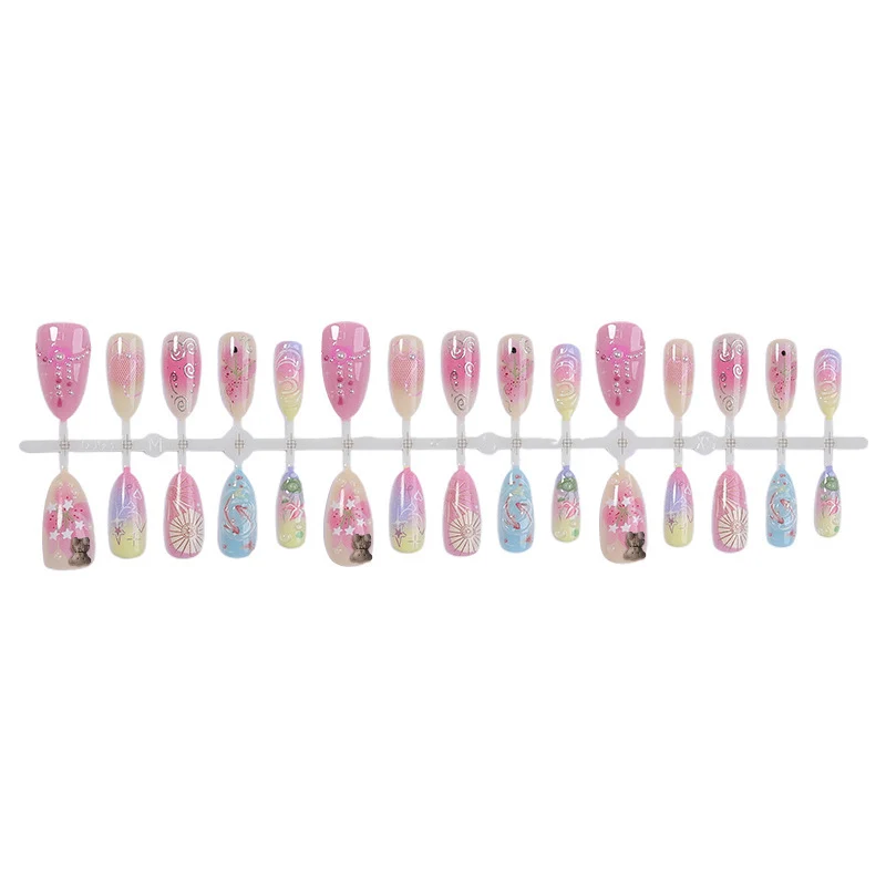 Kunstnagelset mit bunten Designs und dekorativen Verzierungen Karnz