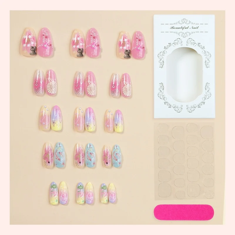 Kunstnagelset mit bunten Designs und dekorativen Verzierungen Karnz
