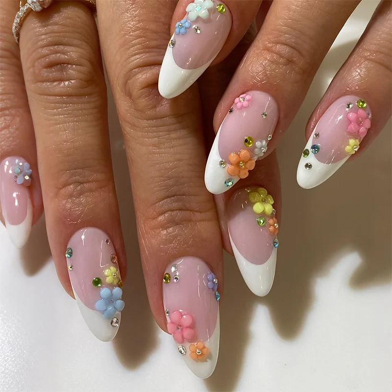 Kunstnagelset mit bunten Dekorationen Karnz