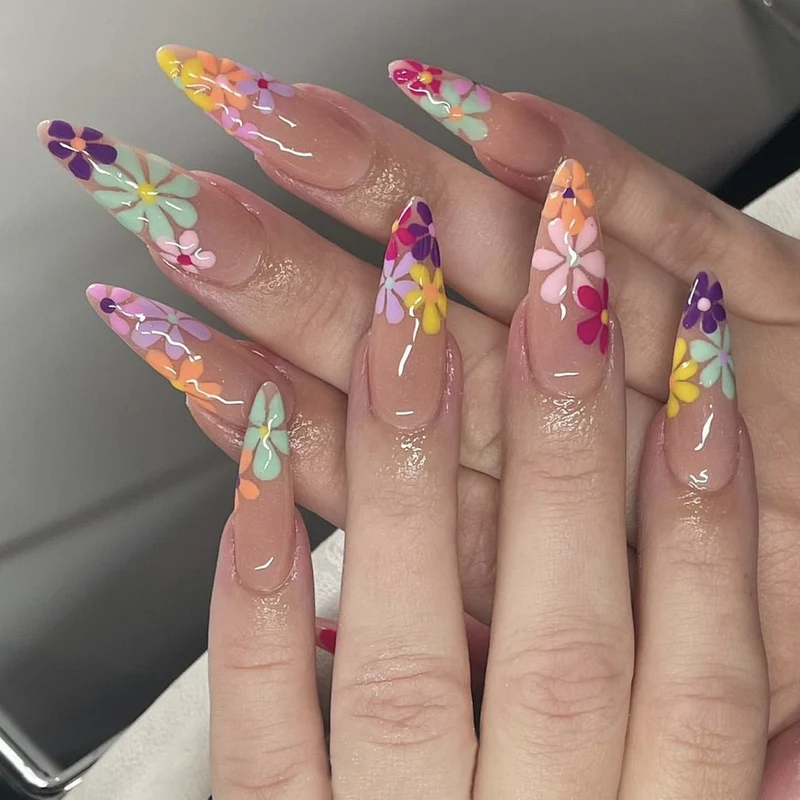 Kunstnagelset mit bunten Blüten und kreativem French-Design Karnz