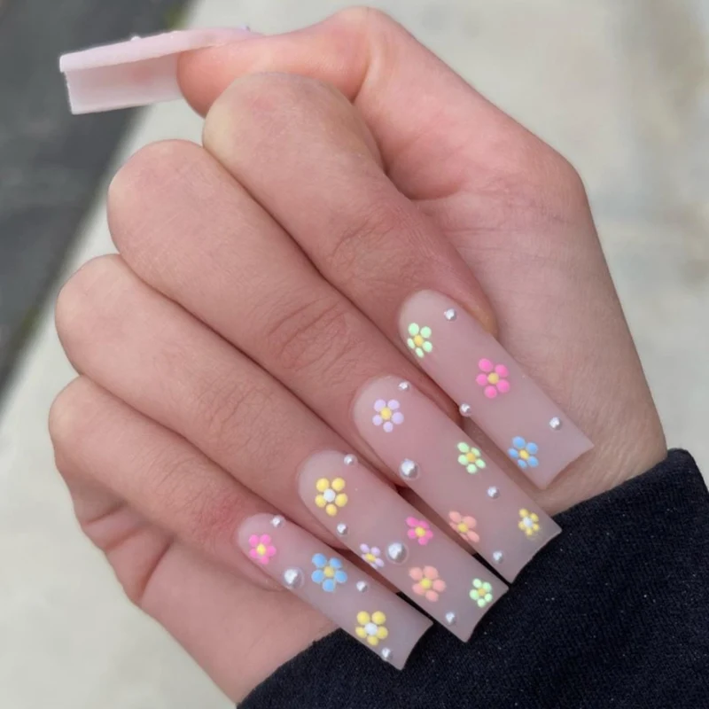 Kunstnagelset mit bunten Blüten und kreativem French-Design Karnz