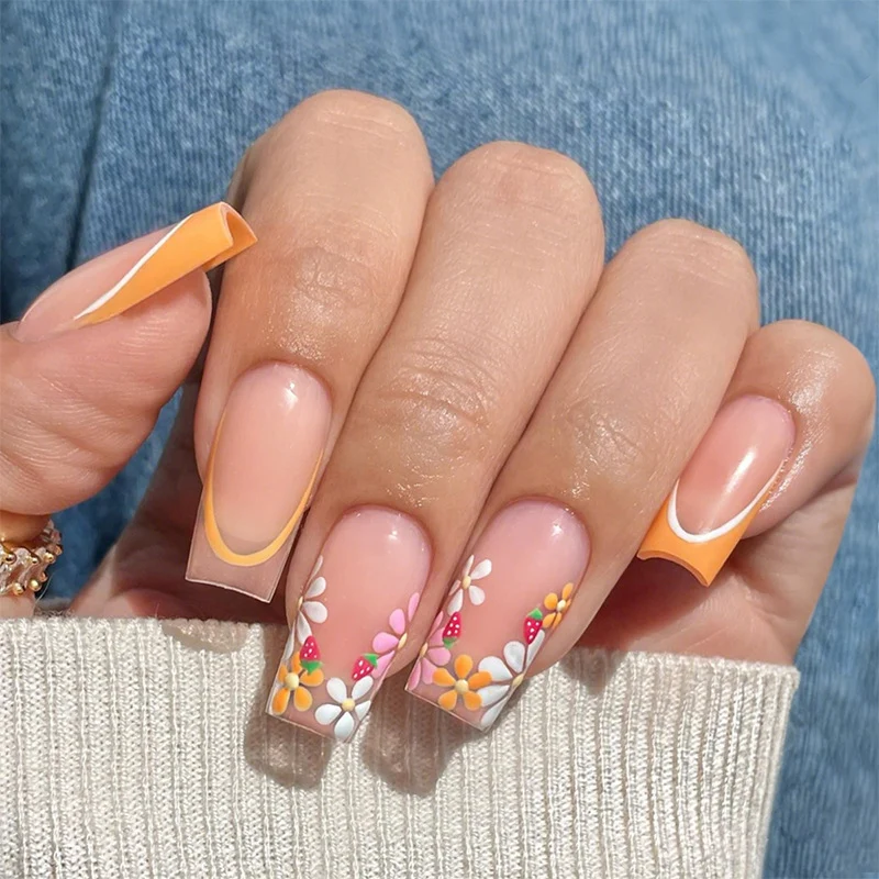 Kunstnagelset mit bunten Blüten und kreativem French-Design Karnz