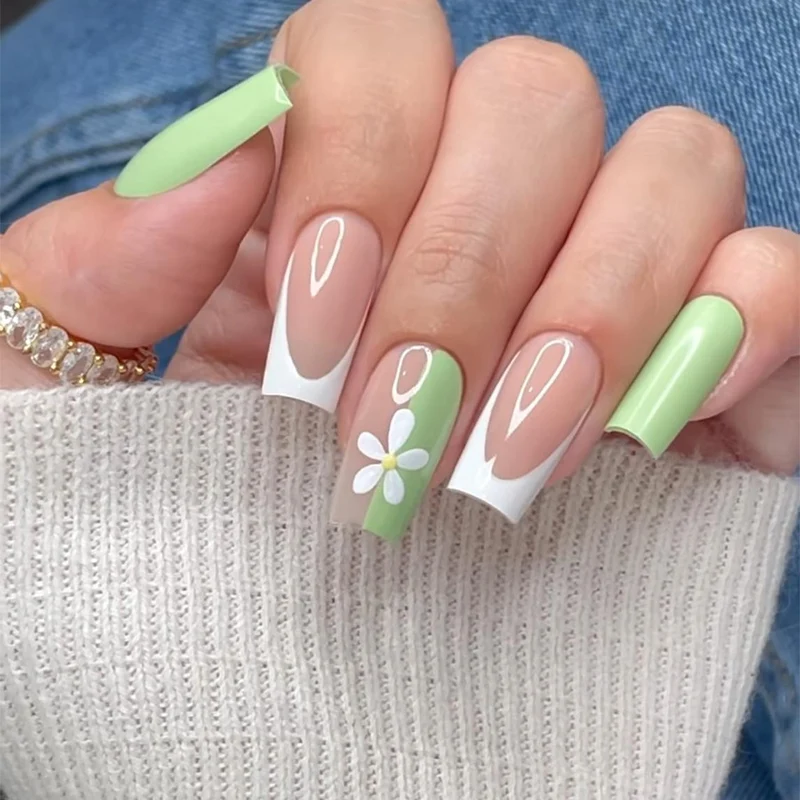 Kunstnagelset mit bunten Blüten und kreativem French-Design Karnz